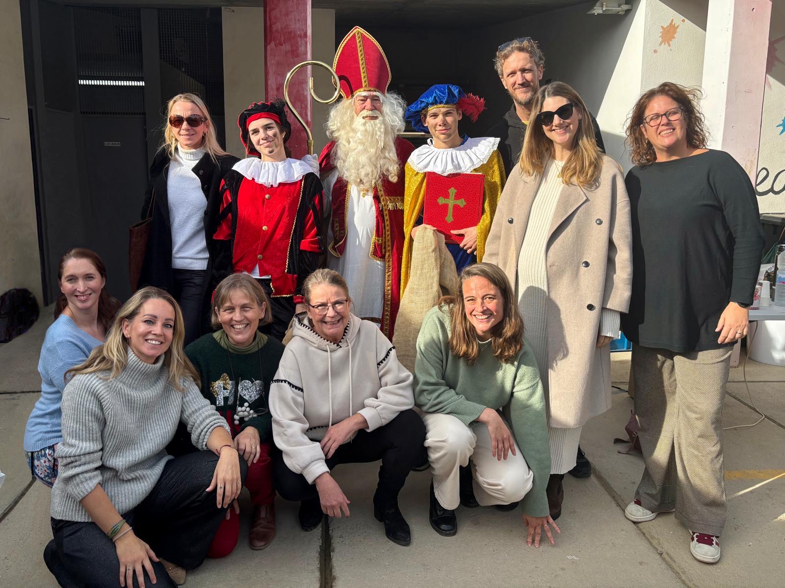 Sinterklaas viert feest op school